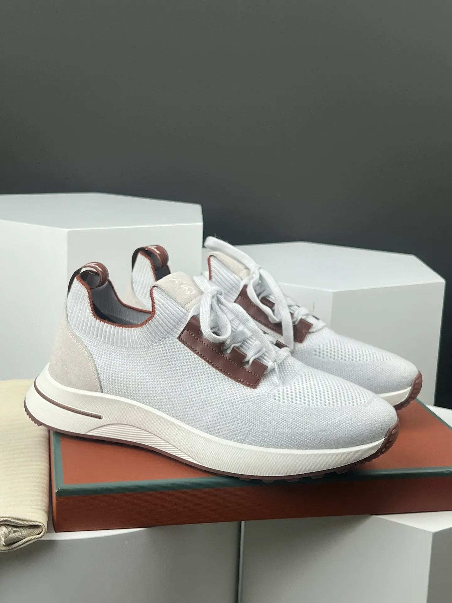 Factory price 420💰L men's shoes💰New product on sale Loro men's shoes💰iana knitted sneakers｜Made of Wish wool blended fabric｜The upper is made of unique knitted fabric production technology｜Comprehensive one-to-one restoration of the counter process｜Additional original molded rubber three-color combination technology outsole｜Size: 39-44 (customized at 45.46)